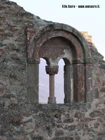 Una bifora nelle rovine del Monastero Nuovo
